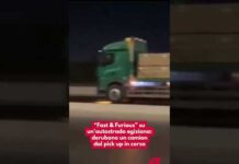 “Fast & Furious” su un’autostrada egiziana: derubano un camion dal pick up in corsa