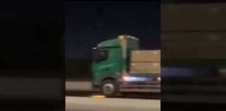 “Fast & Furious” su un’autostrada egiziana: derubano un camion dal pick up in corsa
