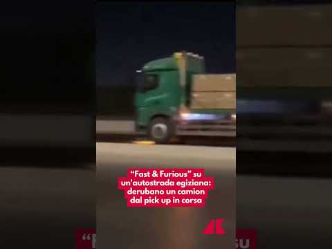 “Fast & Furious” su un’autostrada egiziana: derubano un camion dal pick up in corsa