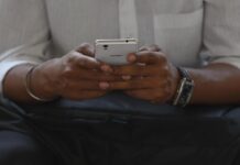 Foglia di alloro nella cover del telefono, il significato del trend: porta davvero fortuna?