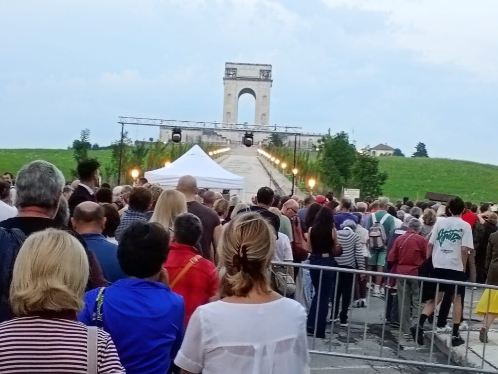 Folla al piazzale Sacrario militare del colle del Leiten di Asiago in attesa di Roberto Saviano per il suo intervento pubblico