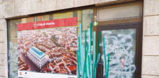 Vicenza. Vetrine sfitte e vetrofanie come toppa per nascondere il danno Uno dei tanti negozi sfitti a Vicenza