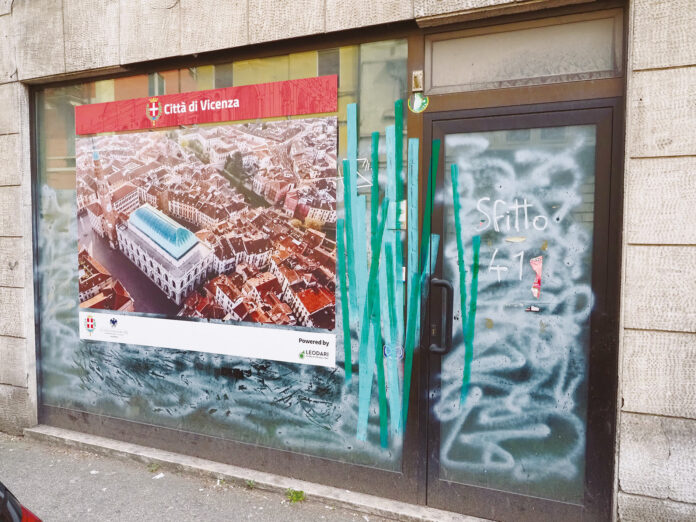 Foto 1 ades Uno dei tanti negozi sfitti a Vicenza