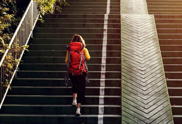 Giù rischio infarti e ictus, ecco perché fare le scale allunga la vita: lo studio