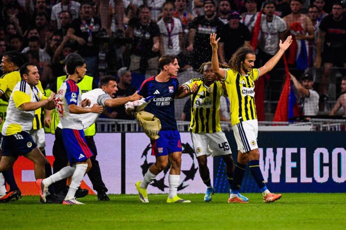 Guendouzi contro i tifosi del Lione: maxi rissa in Champions