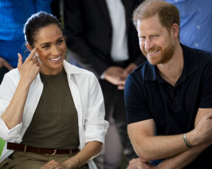 Harry e Meghan, Bbc: “Sono arrivati nel Regno Unito”. Il rientro con i figli dopo sei anni