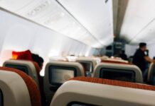 Il comandante si sente male e aereo deve atterrare d’emergenza: “Non riesce a pilotare”