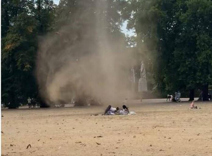 Il ‘diavolo di sabbia’ attraversa un parco di Londra: paura tra i presenti