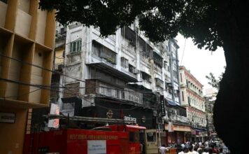 Incendio in un hotel a Calcutta: 9 morti, tra cui un bambino, e diversi feriti