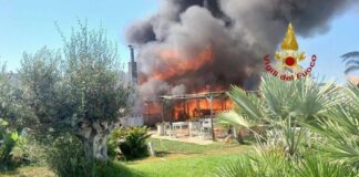 Incendio in uno stabilimento di Maccarese: in fiamme la ‘Rambla Beach’