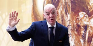 Infantino ‘dribbla’ le domande sul futuro con battuta al giornalista calvo: “Ci vediamo dal parrucchiere”