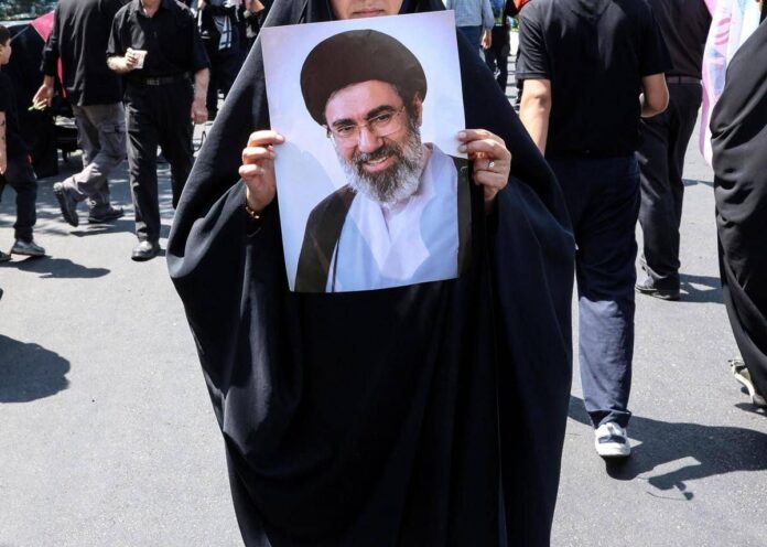 Iran, media: “Mojtaba Khamenei in condizioni critiche, potrebbe essere in punto di morte”