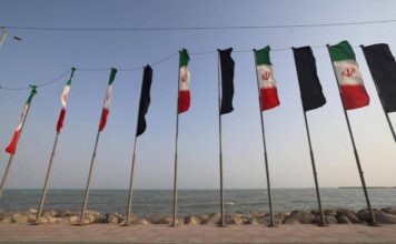 Iran, per Trump tre possibili strategie per battere Teheran. Araghchi: “Noi potenza invincibile”