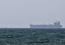 Iran, petroliera in fiamme al largo dell’Arabia Saudita: colpita da ‘proiettile non identificato’