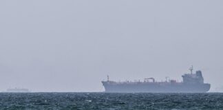 Iran, petroliera in fiamme al largo dell’Arabia Saudita: colpita da ‘proiettile non identificato’