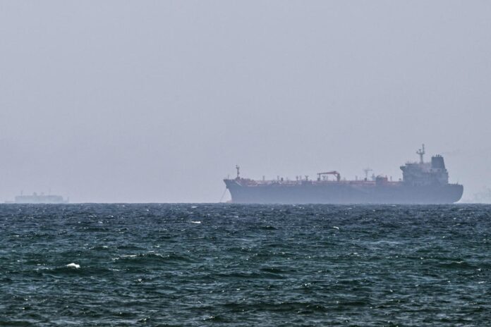 Iran, petroliera in fiamme al largo dell’Arabia Saudita: colpita da ‘proiettile non identificato’