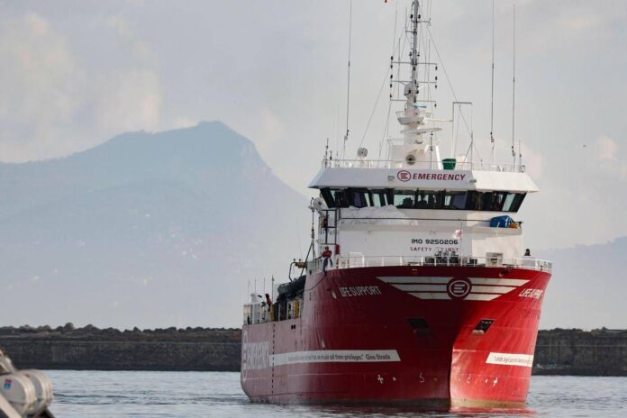 Life Support di Emergency salva 50 migranti: “Su barcone anche sette morti”