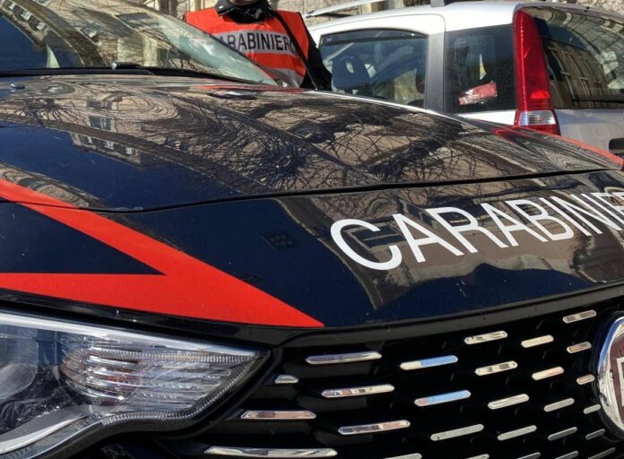 Litiga con la fidanzata, poi accoltella il padre di lei che prova a difenderla: 22enne arrestato a Piombino