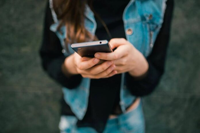 Lo smartphone fa bene, così aiuta il cervello: le 7 azioni quotidiane ‘consigliate’