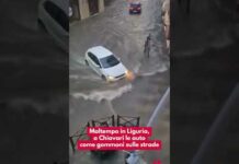 Maltempo in Liguria, a Chiavari le auto come gommoni sulle strade