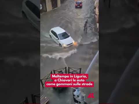 Maltempo in Liguria, a Chiavari le auto come gommoni sulle strade