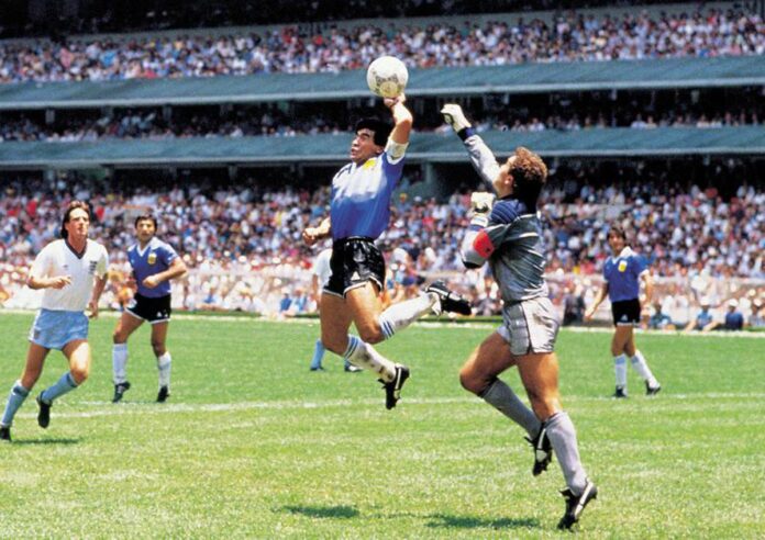 Maradona e il pallone de ‘la mano de Dios’, il cimelio venduto per 2,5 milioni