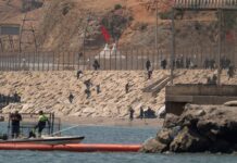 Marocco, tensione al confine: decine di migranti fermati vicino Ceuta