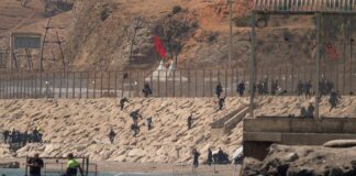 Marocco, tensione al confine: decine di migranti fermati vicino Ceuta