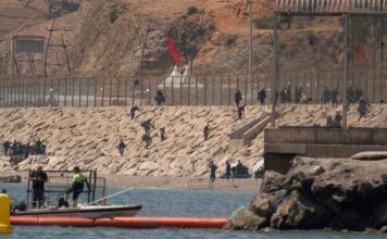 Marocco, tensione al confine: decine di migranti fermati vicino Ceuta