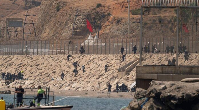 Marocco, tensione al confine: decine di migranti fermati vicino Ceuta