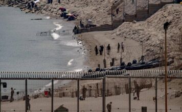 Migranti, Parlamento europeo condanna regolarizzazione Spagna: “Più protezione frontiere”