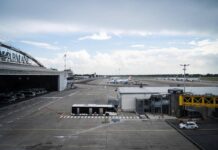 Milano, mezzo urta muso di un aereo a Linate: disagi già rientrati