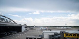 Milano, mezzo urta muso di un aereo a Linate: disagi già rientrati