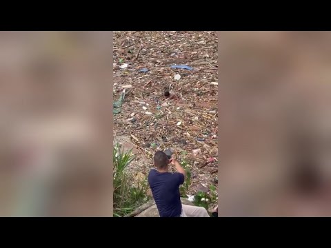 Nepal, bambino sommerso tra i detriti, le persone riprendono la scena invece di aiutarlo