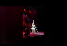 Noemi sul palco con le stampelle: “Mi è mancato cantare”