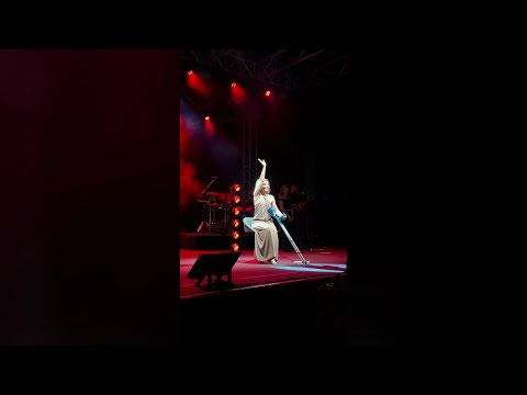 Noemi sul palco con le stampelle: “Mi è mancato cantare”