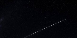“Non è un aereo, non sono stelle”, il ‘treno di luci’ in cielo: il mistero dell’8 agosto