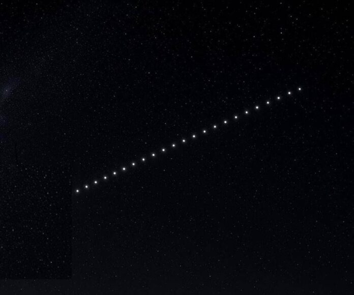 “Non è un aereo, non sono stelle”, il ‘treno di luci’ in cielo: il mistero dell’8 agosto