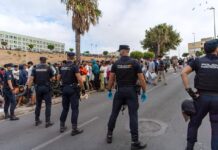 Nuovi scontri a Ceuta tra migranti e polizia, agenti sparano in aria per disperdere folla