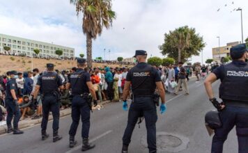 Nuovi scontri a Ceuta tra migranti e polizia, agenti sparano in aria per disperdere folla