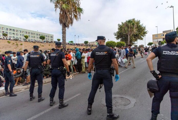 Nuovi scontri a Ceuta tra migranti e polizia, agenti sparano in aria per disperdere folla