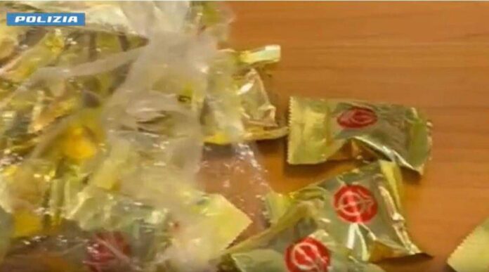 Oltre 5 chili di cocaina nascosti nei ‘biscotti della fortuna’, sequestro e arresto a Fiumicino