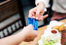 Paghi con la carta in vacanza? 10 consigli per usarla riducendo rischi e costi