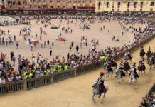 Palio Siena, il Nicchio torna a vincere dopo 28 anni: Tittia firma il cappotto personale