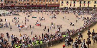 Palio Siena, il Nicchio torna a vincere dopo 28 anni: Tittia firma il cappotto personale