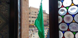 Palio di Siena, esposta bandiera verde: rinviato a domani per maltempo