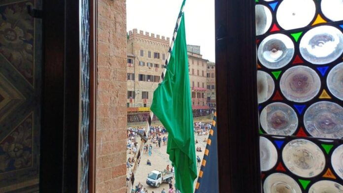 Palio di Siena, esposta bandiera verde: rinviato a domani per maltempo