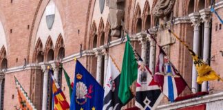 Palio di Siena, esposta la bandiera verde: rinviato per maltempo