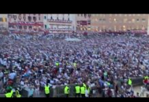 Palio di Siena, grande festa per la vittoria del Nicchio con il fantino Tittia
