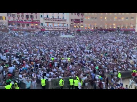 Palio di Siena, grande festa per la vittoria del Nicchio con il fantino Tittia